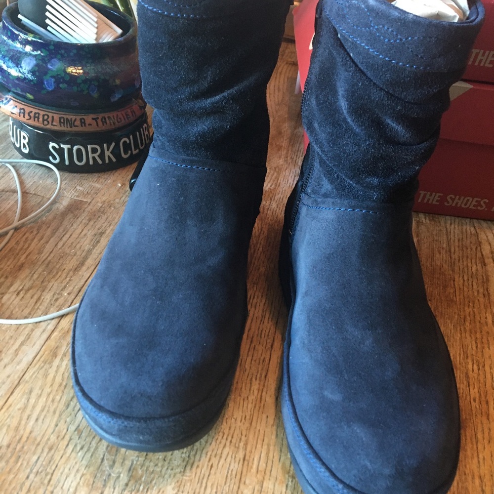 **SOLD**FitFlop Tall Navy Suede Crush Boot Women's Size 7, but Fits Like a 7/8